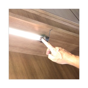 Alera ALELEDUC24B 24 pouces. X 2 In. X 2,88 pouces Bande lumineuse LED noire sous l'armoire - Product Image 5