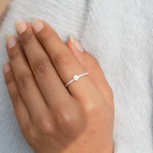 Bague solitaire en argent sterling 925 coupe ronde minimaliste bijoux en moissanite empilables simples - Product Image 2
