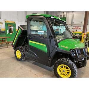 John Deeree XUV835R Veicolo Utilitario Crossover ad Alte Prestazioni con Motore Potente e Affidabile Capacità Fuoristrada - Product Image 2