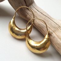 Boucles d'oreilles en laiton rustique pour femmes avec une texture brute martelée idéale pour les styles bohèmes terreux et les collections de bijoux faits à la main