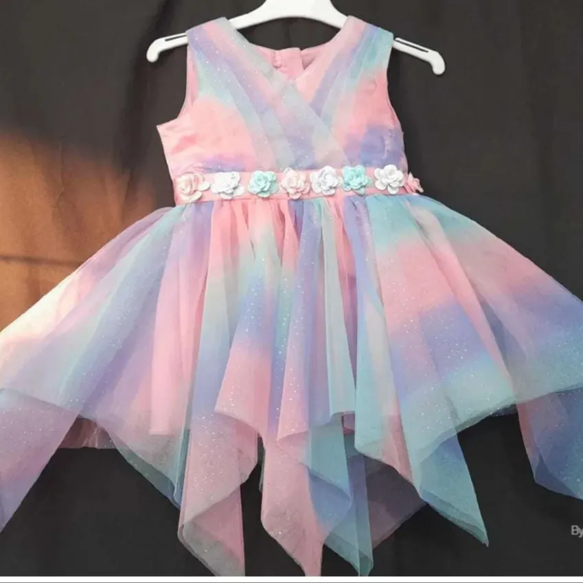 שמלת בנות צוואר צוואר מעוטרת פולי בלנד עם צבעי קשת בענן בנדלים חתוכים ופרחים חמודים צמודים