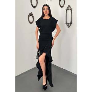 Robe en satin noir avec volants sur le devant - Noir - Product Image 2