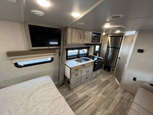 Used 2023 F-o-r-e-s-t R-i-v-e-r F-l-a-g-s-t-a-f-f M-i-c-r-o -L-i-t-e 21FBRS trailer - Product Image 4