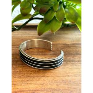 Bracelet jonc de luxe fait main en argent sterling 925 Thomas Yazzie avec pierres précieuses naturelles, certifié par un tiers, unisexe - Product Image 4