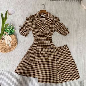 Robe élégante au-dessus du genou avec col carré et design sans manches-parfaite pour un style et un confort sans effort - Product Image 5