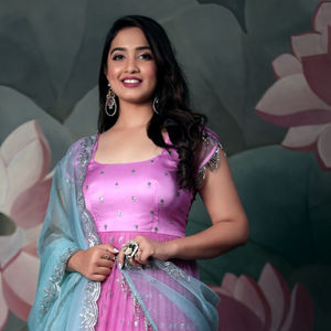 Vestido de Organza Rosa con Mangas Cortas - Product Image 1