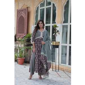 Robe Anarkali classique à la demande avec Dupatta élégant et décolleté détaillé pour les rassemblements religieux et les fonctions familiales - Product Image 1