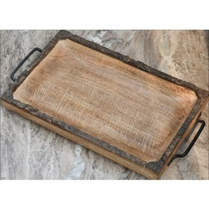 Plateau de service en bois de manguier à prix de gros, bord incrusté de écorce, poignée métallique, plateau à charcuterie, plateau de service en bois irrégulier de style nordique - Product Image 3