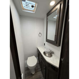 Caravane de voyage Redhawk SE 29KF 2026 en aluminium blanc pour 6 personnes - Product Image 4