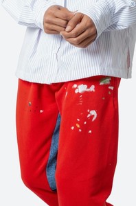 Pantalones de chándal rojos de peso pesado OEM con logotipo personalizado, ropa de calle polar, pantalones de chándal acampanados con dobladillo sin procesar, estampados, unisex - Product Image 6