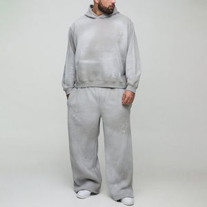 Ensemble de survêtement sportif moderne pour homme, tenue grise polyvalente avec des éclaboussures de peinture artistique, tenue de sport confortable, ensemble coordonné surdimensionné - Product Image 1