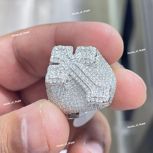 Anillo Cruzado con Micro Pavé de Diamantes Moissanite en Plata de Ley 925, Diseño Audaz Inspirado en la Fe - Product Image 2