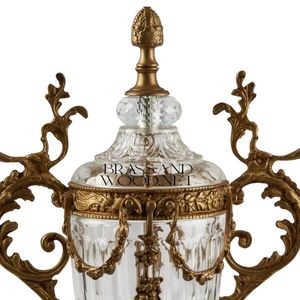 Jarrón decorativo antiguo de latón y cristal con asas doradas adornadas, lujoso diseño vintage y elegante decoración clásica para el hogar - Product Image 2