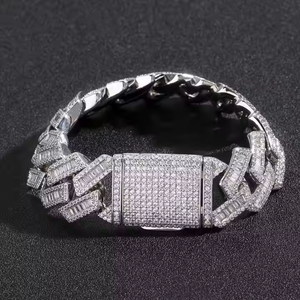 กำไลข้อมือเงินแท้ 925 ประดับเพชรโมอิสซาไนต์ งานออกแบบเครื่องประดับเงินชั้นเยี่ยม โดดเด่นด้วยพลอยที่เปล่งประกายและผิวสัมผัสเรียบเนียน จากประเทศอินเดีย - Product Image 3