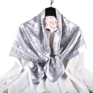 Nouveau design foulard Hijab en satin de soie pour femmes 100% rose soie impression personnalisée forme carrée écharpe en satin de créateur chic pour femmes - Product Image 4