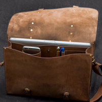 Sac de messager en cuir véritable de grande capacité pour ordinateur portable d'affaires pour le bureau, l'extérieur et le voyage.