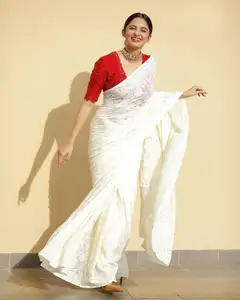 ÉTÉ CHAUDE FANCY FABULEUSE GEORGETTE AVEC COUTURE DE CHAÎNE ET PIERRE TRAVAIL SAREE BLANC AVEC BLOUSE DE TRAVAIL