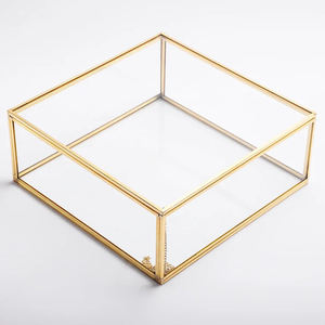 Caja de Joyería y Maquillaje de Diseño Moderno con Borde de Latón Vintage, Cristal Transparente con Cadena y Acabado Dorado - Product Image 2