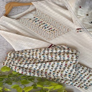 Ensemble élégant de pantalons Kurti Dupatta en coton pur et doux brodé de col et de manches, pantalon en coton imprimé avec dentelle et Butti Dupatta - Product Image 1