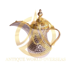 Cafetière arabe Dallah en laiton artisanal avec un design décoratif unique pour servir le Gahwa à la maison, à l'hôtel ou dans le Majlis. - Product Image 5