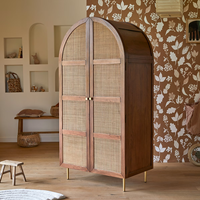 L'armoire en bois combinée avec des armoires de rangement légèrement rondes et des paniers en bois naturel, créant un espace chaleureux et sûr.