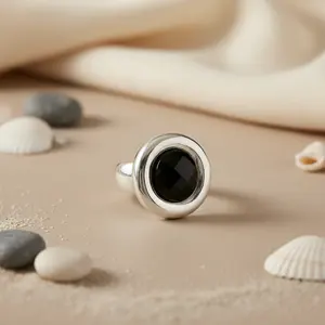 Anillo de Plata Chapado en Oro de Moda para Mujer, con Gema Negra, Incrustaciones de 18K, Anillo de Declaración con Forma de Corazón, Símbolo Religioso Cristiano - Product Image 1