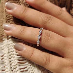 Bague de mariage en or jaune avec diamant taille marquise pureté VS, motif géométrique, bijoux raffinés pour promesses, sertie style éternité - Product Image 1
