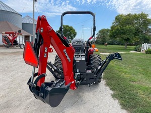 Tractor TYM 2515H en Excelentes Condiciones con Cargador Retroexcavador, 24HP, 4x4, Maquinaria Agrícola Compacta - Product Image 2