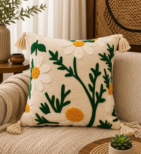 Coussin décoratif brodé à la main en coton avec motif floral, insert inclus, motif marguerite blanche avec pompons pour salon - Product Image 1