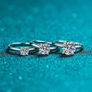 Anillo de Moissanita Redonda Solitaria Estrellada de 2 Quilates, Elegante Anillo de Boda de Moissanita Solitaria para Mujer - Product Image 4