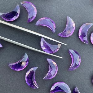 Amatista media luna forma facetada Briolette piedra preciosa suelta tallada a mano cuentas de cristal curativo para suministros de joyería - Product Image 1