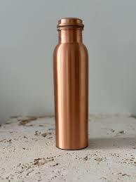 Bouteille d'eau en cuivre martelé pour la santé humaine, idéale pour les hôtels, les restaurants, la décoration de table et les bienfaits ayurvédiques. - Product Image 5