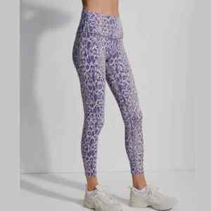 Conjunto de yoga con estampado de leopardo personalizado OEM, Sujetador deportivo de 2 piezas y mallas de cintura alta para mujer - Product Image 5