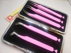 Pinzas de pestañas rosas personalizadas con mango de corazón Caja personalizada Pinzas de volumen de embalaje Pinzas de pestañas de aislamiento de agarre de diamante - Product Image 3