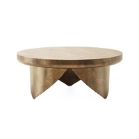Ensemble de deux belles tables en travertin en métal naturel doré et laiton de style européen placées dans la grande table basse beige du salon