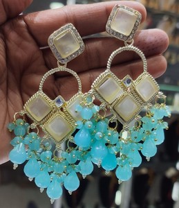 เครื่องประดับอินเดียดีไซน์ล่าสุดจากผู้ผลิตขายส่ง ต่างหูจุมก้า คุนดัน คอลเลคชั่นใหม่สำหรับผู้หญิง ต่างหูแฟชั่นทันสมัย คอลเลคชั่นปี 2024 - Product Image 3