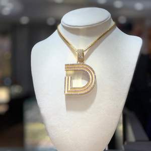 Impresionante cadena cubana y colgante elaborado en oro rosa y blanco de 14 Kt con diamantes Moissanite que aportan un toque de estilo atemporal - Product Image 1