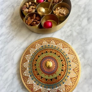 Petite boîte cadeau en laiton boîte à épices à condiments avec mandala détaché à la main boîte à épices avec couvercle peint à fleurs - Product Image 1