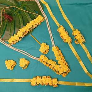 Vente en gros de bijoux fabriqués Collier ras du cou floral en perles de mariée Ensemble de boucles d'oreilles Mang Tikka, jaune - Product Image 2