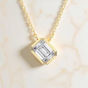 Pendentif Solitaire Moissanite en E-F/VVS-VS de taille émeraude 0.75 carats en forme de lunette en argent sterling pour elle - Product Image 6