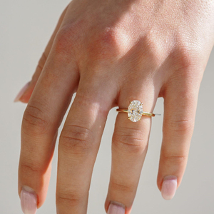 Anillo solitario de moissanita ovalado hecho a mano con banda redondeada de Halo oculto de piedra de 2,25 quilates y ajuste de punta delicada - Product Image 5