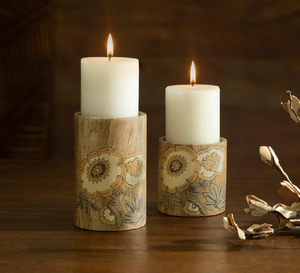 Elegantes portavelas de madera oscura con pares de tapas blancas contrastantes para soportes navideños Velas de dos pilares de diferentes alturas - Product Image 2