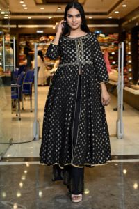 Ensembles de vêtements ethniques élégants et tendance en coton, style indien et pakistanais traditionnel, col en V, manches longues, longueur genou, avec sequins - Product Image 2