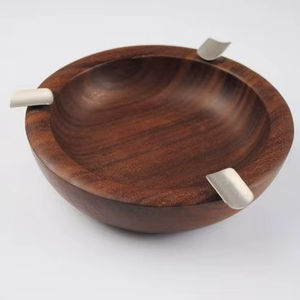 Cenicero de madera de calidad superior con patrón artístico adecuado para fumadores que aprecian los artículos artesanales finos - Product Image 1