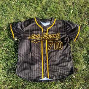 Camiseta de béisbol bordada personalizada para hombre 2025, venta al por mayor, nueva ropa deportiva, transpirable, secado rápido, logotipo, sublimación, Impresión de Pakistán - Product Image 1