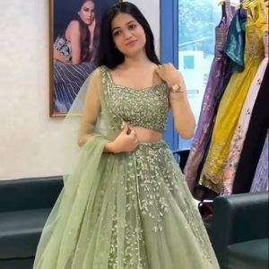 Ensemble Lehenga Choli Série DFG en tissu souple effet filet papillon, avec broderie de sequins, style Bollywood pour soirée, longueur ras du sol, coupe évasée spectaculaire, de créateur - Product Image 1