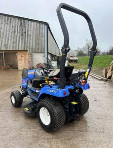 รถแทรกเตอร์ฟาร์มขนาดเล็ก TXG237 Iseki พร้อมตัวโหลดที่ต่ออย่างรวดเร็วและถัง22HP 4WD เครื่องยนต์ดีเซล540 PTO 3 POINT Hitch - Product Image 3