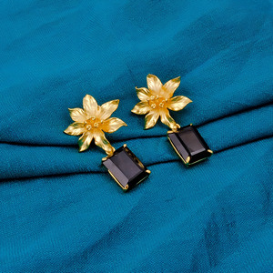 ต่างหูดอกไม้สำหรับผู้หญิงทำมือทันสมัยพร้อมจี้ทองเหลืองเคลือบทองพลอยสีดำ - Product Image 4