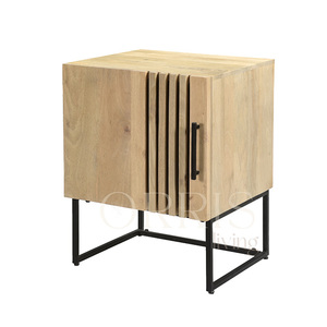 Chevet moderne en bois de sheesham de mangue avec portes à lattes, pieds en métal noir, design artisanal durable pour chambre à coucher et salon - Product Image 5