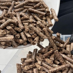 Granulés de bois de biomasse de qualité supérieure abordables à vendre avec une valeur calorifique élevée et une taille constante et une faible production de cendres pour résidentiel - Product Image 4